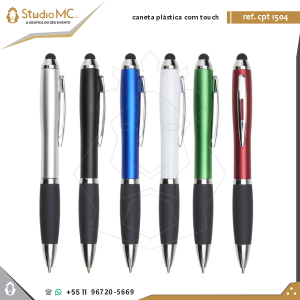 Caneta Plástica Touch Caneta esferográfica plástica/ABS com clipe, acionamento por clique, ponteira touch screen para smartphone, tablet e monitor.  Até 1,5K de escrita cor azul. 14 x 141 mm    Àrea máxima de impressão: 6 x 35 mm