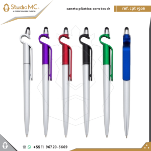 Caneta Plástica Touch com Porta Celular Caneta esferográfica plástica/ABS com clipe, acionamento por clique, suporte para celular, ponteira touch screen para smartphone, tablet e monitor.  Até 1,5K de escrita cor azul. 14 x 141 mm    Àrea máxima de impressão: 6 x 35 mm