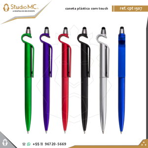 Caneta Plástica Touch com Porta Celular Caneta esferográfica plástica/ABS com clipe, acionamento por clique, suporte para celular, ponteira touch screen para smartphone, tablet e monitor.  Até 1,5K de escrita cor azul. 14 x 141 mm    Àrea máxima de impressão: 6 x 35 mm